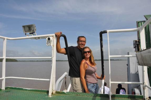 Balsa entre Suriname e Guiana, cruzando o rio Correntyne